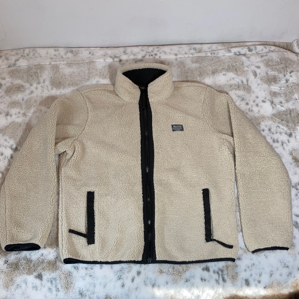 Hollister fluffy light jacket size large